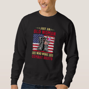 Sudadera Sólo Una Vieja Que Llevaba Bots De Combate