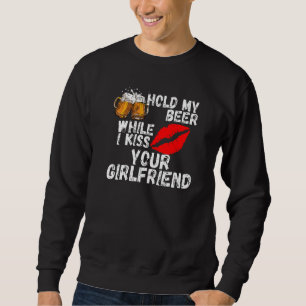 Sudadera Sostén mi cerveza mientras beso a tu novia  
