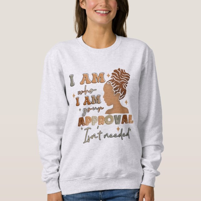 Sudadera Soy Quien Soy Tu Aprobación Es Necesario Chica Neg (Anverso)