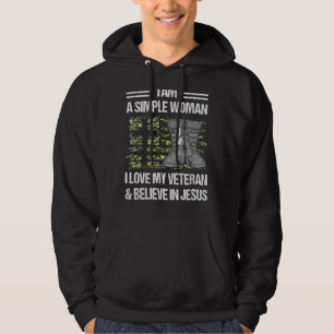 Sudadera Soy Una Mujer Simple Que Amo A Mi Veterana Y Creo
