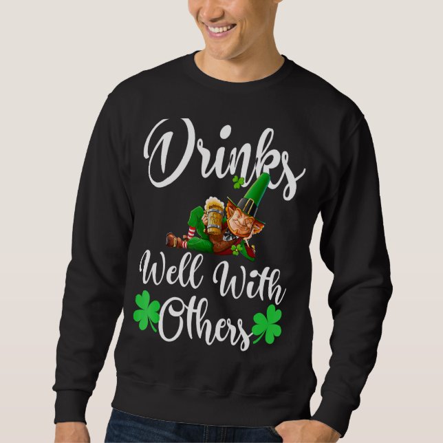 Sudadera St Patricks Día Bebidas Bien Con Otras Sh (Anverso)