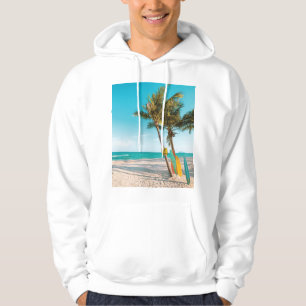 Sudadera Surf board en la playa tirando almohada