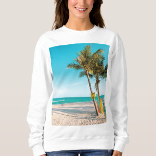 Sudadera Surf board en la playa tirando almohada