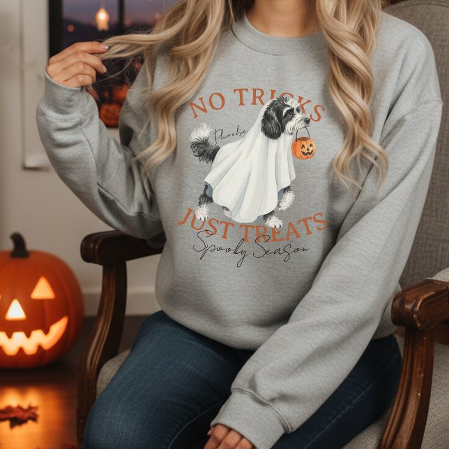 Sudadera Temporada de fantasmas en Doodle Guantánime Costum (Elevate your fall apparel with this Ghost Costume Dog Doodle Spooky Season sweatshirt!)