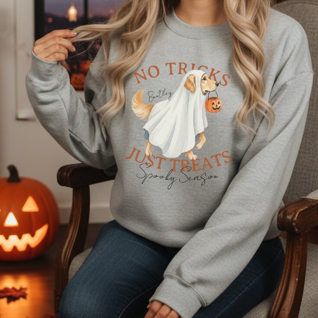 Sudadera Temporada inquietante de la recuperación de oro de (Elevate your fall apparel with this Ghost Costume Golden Retriever Spooky Season sweatshirt! )