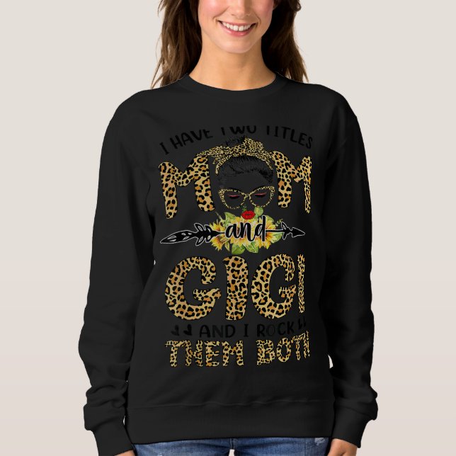 Sudadera Tengo dos títulos de mamá y Gigi Messy Bun (Anverso)