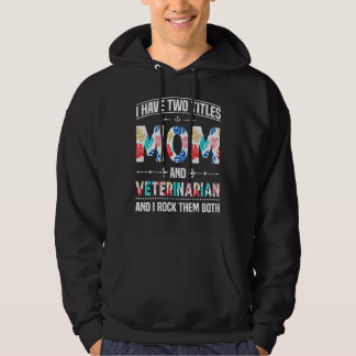 Sudadera Tengo Dos Títulos Mamá Madre Veterinaria Divertida