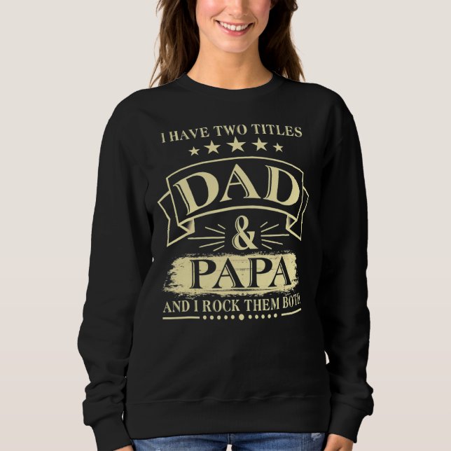Sudadera Tengo Dos Títulos Papá Y Papá Padres Día 2 (Anverso)