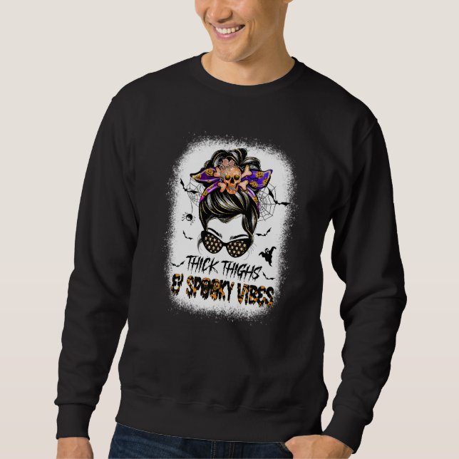 Sudadera Thicks Thighs Spooky Vibes Skull Messy Bun Hallowe (Anverso)