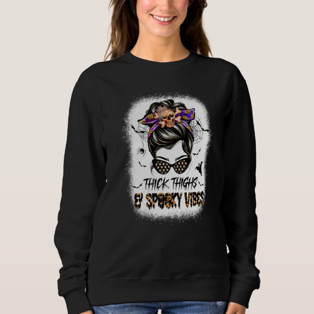 Sudadera Thicks Thighs Spooky Vibes Skull Messy Bun Hallowe (Anverso)