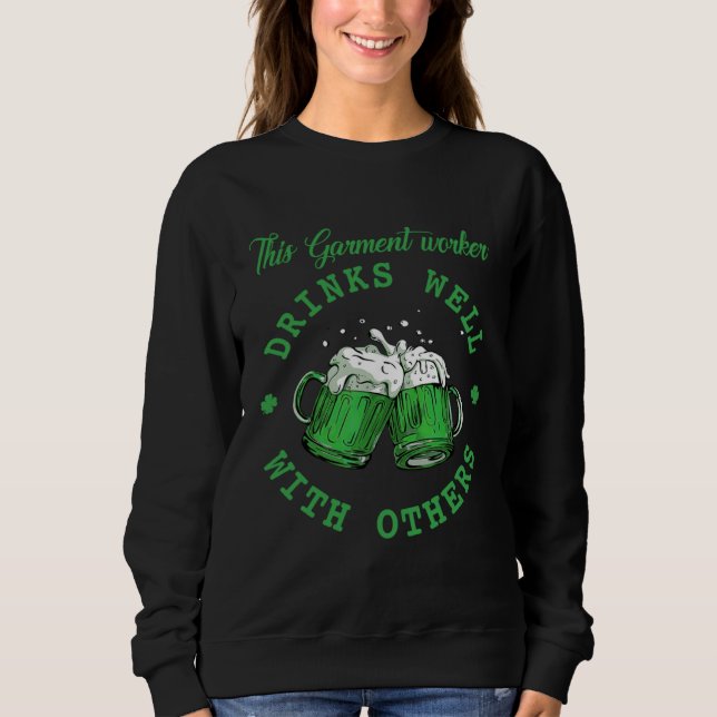 Sudadera This Garment worker Drinks Well With Others St Pat (Anverso)