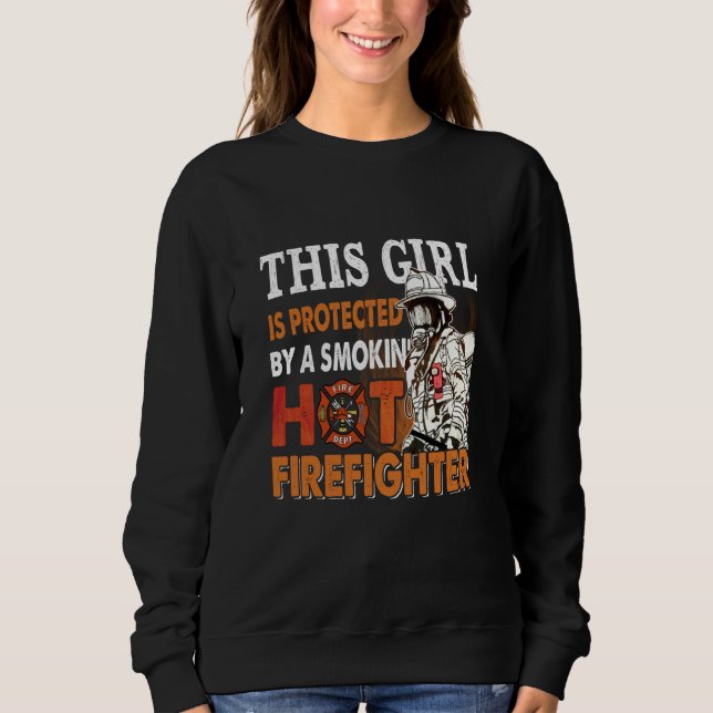 Sudadera This Girl Is Protected By A Smokin' Hot Firefighte (Anverso)