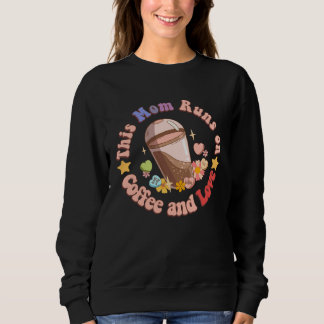 Sudadera This Mom Runs on Coffee and Love Funny Caffeine Mo