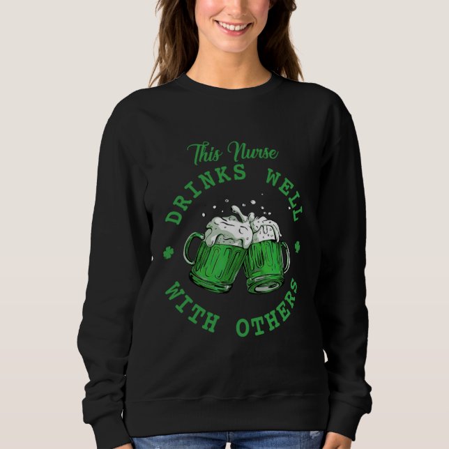 Sudadera This Nurse Drinks Well With Others St Patrick's Da (Anverso)