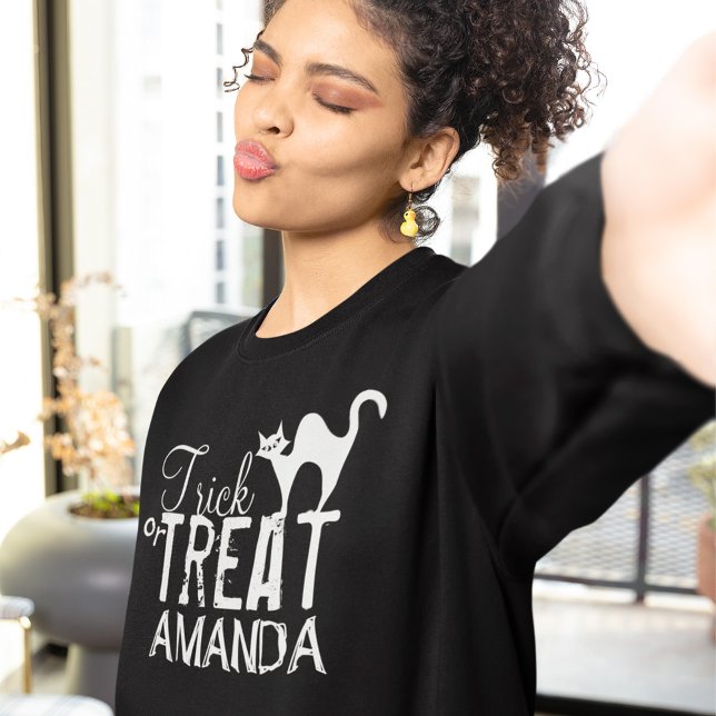 Sudadera Típografía de Halloween o truco para tratar (Trick or treat custom black Halloween Sweatshirt.)