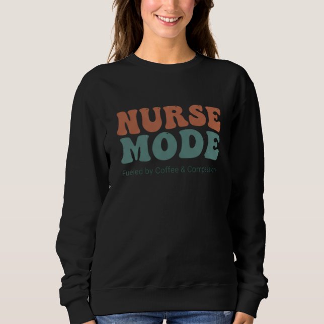 Sudadera Tipografía Ondulada Retro Modo Enfermera (Anverso)