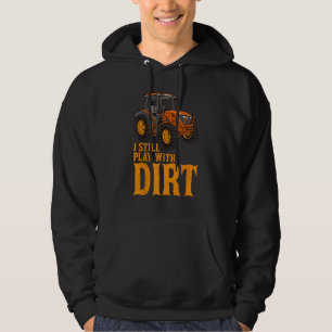 Sudadera Todavía Juego En La Suciedad Del Tractor Granjero