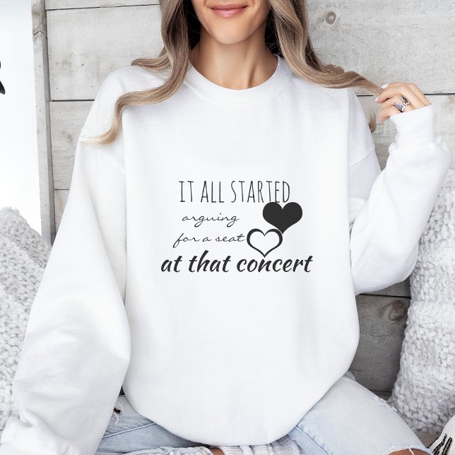 Sudadera Todo empezó a discutir por una camiseta con asient (Subido por el creador)