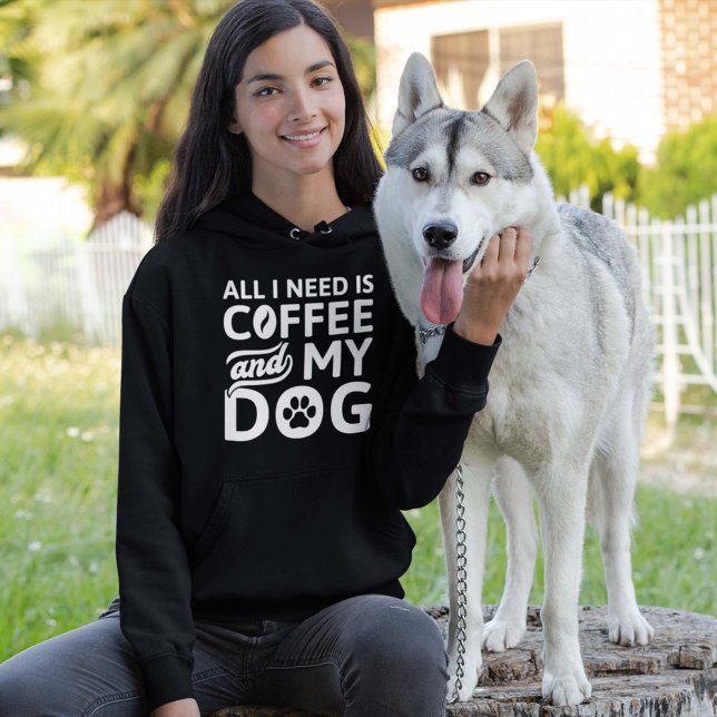 Sudadera Todo Lo Que Necesito Es Café Y Mi Perro (woman with husky wearing coffee and dog hoodie)