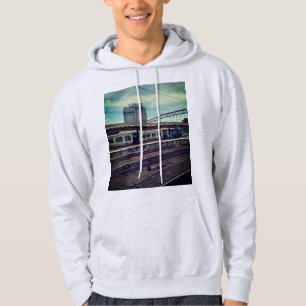 Sudadera Tren azul y blanco frente al edificio
