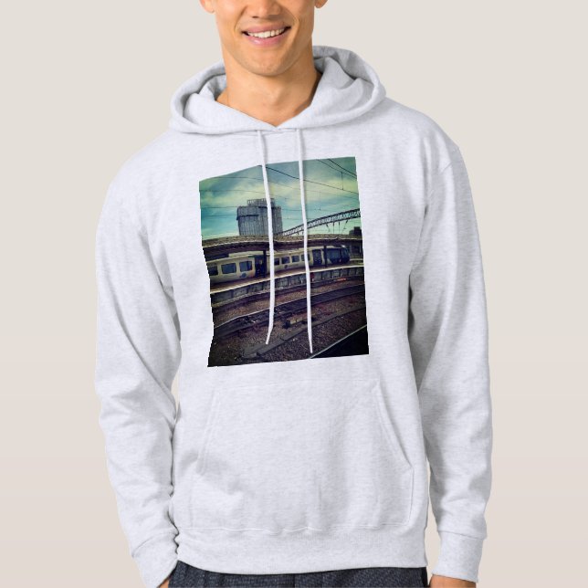 Sudadera Tren azul y blanco frente al edificio (Anverso)
