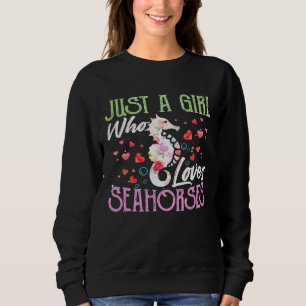 Sudadera Un Chica que ama a los caballitos de mar frente a 