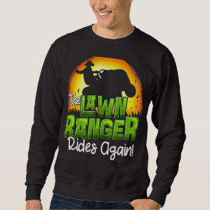 Sudadera Un guardabosques monta de nuevo el tractor de césp