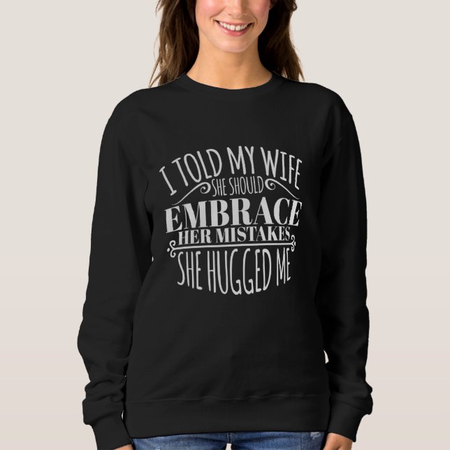 Sudadera Una esposa divertida abrazó sus errores Novedad de (Anverso)