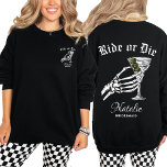 Sudadera Viajar O Morir Hasta La Muerte De Los Fiestas Bach<br><div class="desc">Celebra tu lado salvaje con el Camino o Muerte hasta la Muerte Fiesta Bachelorette Crewneck Sweatshirt, la última opción para una bachillerato gótica. Con una atrevida mano de esqueleto sosteniendo un vaso de martini, esta sudadera personalizada de dama de honor combina perfectamente vibraciones espeluznantes con elegancia juguetona. Ya sea que...</div>