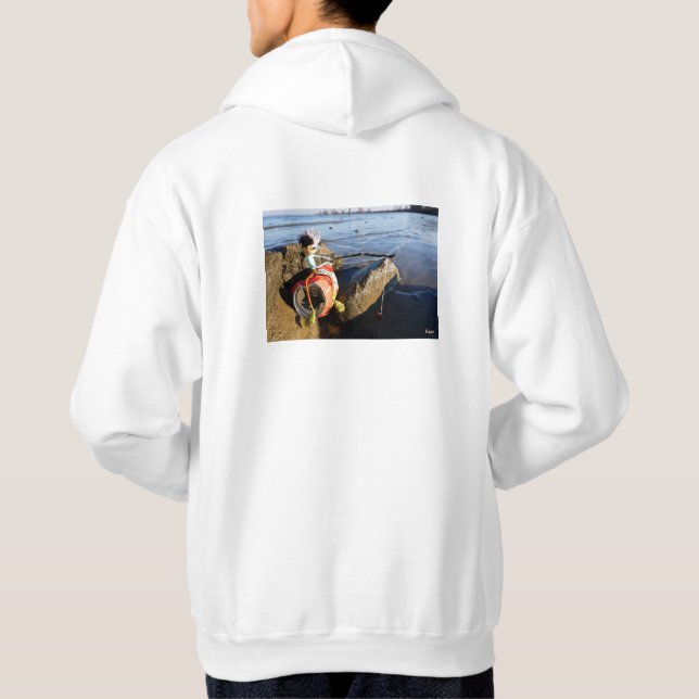 Sudadera Vissende Fubby op een blikje aan de waterkant. (Reverso)