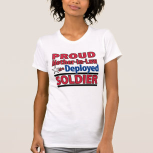 Suegra orgullosa de una camisa desplegada del