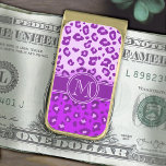 Sujeta Billetes Dorado Clip de monograma morado de impresión leopardo<br><div class="desc">Videograma inicial de impresión animal brillante en tonos morados. Personalizar con su inicial. Ejemplo: M. Smart,  elegante y único,  ideal para el uso de negocios o diario o para regalar dinero. Diseñado por Sarah Trett para www.mylittleeden.com</div>