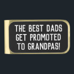 Sujeta Billetes Dorado Invitación de embarazo Promoción Abuelo<br><div class="desc">Se puede personalizar según sus necesidades. © Gorjo Designs. Hecho para usted a través de la plataforma Zazzle // ¿Necesita ayuda para personalizar su diseño? ¿Tienes otras ideas? No dude en ponerse en contacto conmigo (Zoe) directamente a través del botón de contacto de abajo.</div>