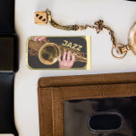 Sujeta Billetes Dorado Jazzman juega al saxofón del oro<br><div class="desc">Mantén tus billetes junto con este metalizado clip de dinero que muestra la foto de un jazzmán tocando su horno saxofón tenor, dorado y gastado en el tiempo, junto con la palabra "JAZZ" impresa en letras en bloques de color oro. ¡Es un gran regalo para los aficionados al jazz! Seleccione...</div>