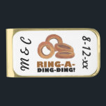 Sujeta Billetes Dorado Ring-a-Ding Onion Rings Groom Regalo Boda<br><div class="desc">¡Genial por el regalo! El diseño de los clips de dinero presenta un ilustracion de marca original de una rosquilla de desayuno, con DONUT MESS CONMIGO ANTES DEL CAFÉ en una fuente divertida. ¿No ves lo que estás buscando? ¿Necesita ayuda con la personalización? Haga clic en "Contactar con este diseñador"...</div>