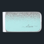 Sujeta Billetes Plateado Aqua Blue - Monograma de Purpurina plateado Verde<br><div class="desc">Aqua Blue - Purpurina de espuma Verde azulada y plateada Cepilló Monograma Metalizado Clip de dinero. Esto hace que la graduación perfecta, dulce cumpleaños de 16 años, boda, ducha de novia, aniversario, ducha de bebé o fiesta de soltera sea un regalo para alguien que ama el lujo glam y los...</div>