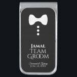 Sujeta Billetes Plateado Boda de Tuxedo de Groom White Tie<br><div class="desc">Estos divertidos clips de dinero están diseñados especialmente para los padrinos, el mejor hombre, la familia u otros miembros de la fiesta de la boda. Presentan un divertido diseño de una corbata blanca con tres botones blancos sobre un fondo negro, que se asemeja a un esmoquin. El texto dice "Team...</div>