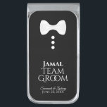 Sujeta Billetes Plateado Boda de Tuxedo de Groom White Tie<br><div class="desc">Estos divertidos clips de dinero están diseñados especialmente para los padrinos, el mejor hombre, la familia u otros miembros de la fiesta de la boda. Presentan un divertido diseño de una corbata blanca con tres botones blancos sobre un fondo negro, que se asemeja a un esmoquin. El texto dice "Team...</div>