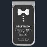 Sujeta Billetes Plateado El padrastro del Boda de la marea blanca de la nov<br><div class="desc">Estos divertidos clips de dinero están diseñados como un regalo o un favor para el padrastro de la novia. Presentan un divertido diseño de una corbata blanca con tres botones blancos sobre un fondo negro, que se asemeja a un esmoquin. El texto dice "El padrastro de la novia" y tiene...</div>