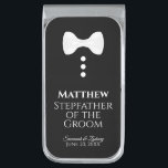 Sujeta Billetes Plateado El padrastro del Boda de Tuxedo de la coraza blanc<br><div class="desc">Estos divertidos clips de dinero están diseñados como un regalo o un favor para el padrastro del novio. Presentan un divertido diseño de una corbata blanca con tres botones blancos sobre un fondo negro, que se asemeja a un esmoquin. El texto dice "El padrastro del Groom" y tiene un lugar...</div>