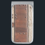 Sujeta Billetes Plateado Funda apariencia marrón de hierro, remaches, cuero<br><div class="desc">La imagen de diseño es de un viejo tablero de anuncios occidental,  todavía unido pero con mucha madera. Ves el diseño clásico de otra época. Desearías que fuera de piel marrón de verdad,  pero es falso.</div>