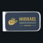 Sujeta Billetes Plateado Gorra de Cowboy Occidental Elegante Groomsmen Pers<br><div class="desc">Regalos personalizados para padrinos con temática de vaquero occidental. Decorada con gorra de vaquero con letra occidental vintage. El texto y el color de fondo son editables utilizando la herramienta de diseño para que se ajuste a su ocasión. Obtén este regalo de personalizar para boda, despedida de soltero, fiesta de...</div>