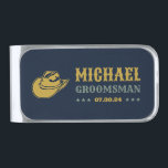 Sujeta Billetes Plateado Gorra de Cowboy Occidental Elegante Groomsmen Pers<br><div class="desc">Regalos personalizados para padrinos con temática de vaquero occidental. Decorada con gorra de vaquero con letra occidental vintage. El texto y el color de fondo son editables utilizando la herramienta de diseño para que se ajuste a su ocasión. Obtén este regalo de personalizar para boda, despedida de soltero, fiesta de...</div>