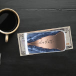 Sujeta Billetes Plateado Guión de nombre dorado del rosa de mármol azul<br><div class="desc">Una ágata dorada azul oscuro y rosa, una huella de mármol como fondo. Personaliza y agrega tu nombre. El nombre está escrito con un guión moderno de estilo con letras a mano con toques. Para que los cambios sólo eliminen el nombre del ejemplo, deje los espacios o la emoji delante...</div>