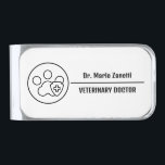 Sujeta Billetes Plateado Hospital y clínica de medicina veterinaria Etiquet<br><div class="desc">Los productos de identificación de los hospitales y clínicas de medicina veterinaria son etiquetas de identificación diseñadas explícitamente para veterinarios, técnicos veterinarios y otros profesionales de la atención animal. Estas etiquetas suelen incluir el nombre del individuo, el título de su trabajo y el nombre del hospital o clínica donde trabajan...</div>