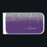 Sujeta Billetes Plateado Monograma de Purpurina de color morado plateado Gi<br><div class="desc">Purpurina de espuma plateada y morada cepillado Monograma Metalizado Clip de dinero. Esto hace que la graduación perfecta,  dulce cumpleaños de 16 años,  boda,  ducha de novia,  aniversario,  ducha de bebé o fiesta de soltera sea un regalo para alguien que ama el lujo glam y los estilos de moda.</div>