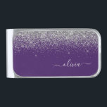 Sujeta Billetes Plateado Monograma de Purpurina de color morado plateado Gi<br><div class="desc">Purpurina de espuma plateada y morada cepillado Monograma Metalizado Clip de dinero. Esto hace que la graduación perfecta,  dulce cumpleaños de 16 años,  boda,  ducha de novia,  aniversario,  ducha de bebé o fiesta de soltera sea un regalo para alguien que ama el lujo glam y los estilos de moda.</div>
