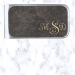 Sujeta Billetes Plateado Monogramas editables sobre diseño de cuero<br><div class="desc">Este bello y editable clip de dinero presenta un ilustracion de cuero con monogramos/ iniciales. Las iniciales pueden cambiarse para que sigan adelante y las cambien, así como el tamaño del tipo de letra, el estilo y el color. Disfruta de tus nuevos Monogramas Editables en Leather Design Silver Finish Money...</div>