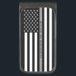 Sujeta Billetes Plomizo Monograma de la bandera estadounidense correctora<br><div class="desc">Este clip de dinero de línea gris delgada presenta una línea gris fina en blanco y negro Bandera estadounidense Personalizar reemplazando el nombre de la muestra por el nombre de su elección. Hace un gran regalo para los funcionarios de prisiones.</div>