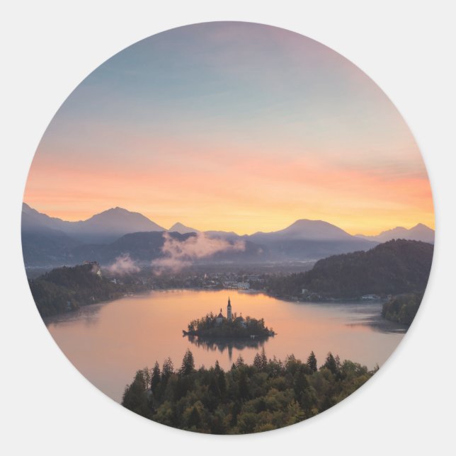 Sunrise over Lake Bled round pegatina (Anverso)